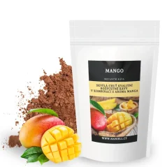 Rozpustná káva Mango Haniell v bílém doypack sáčku, vedle zrnková káva a čerstvé mango na světlém pozadí.