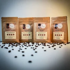 Dárková sada kávy Sladký život – Tiramisu, Crème Brulee, Karamel, Snickers (4×100 g)