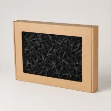 Dárková krabička s okénkem a černou výplní 350 × 250 × 50 mm