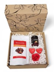 Dárková sada Malinový ráj s ovocným čajem, ovocem na limonádu, svíčkami ve tvaru srdce a mýdlovou růží v květinové krabičce s červenou mašlí