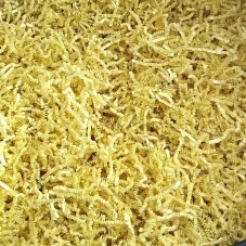 Dárková papírová krabička s okénkem a žlutou výplní 200 × 200 × 50 mm