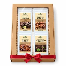 Dárková sada ochucených káv 4×100 g – Dubajská čokoláda, Oříšková čokoláda, Vanilková čokoláda a Francouzská vanilka