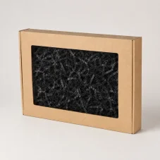 Dárková krabička s okénkem a černou výplní 350 × 250 × 50 mm