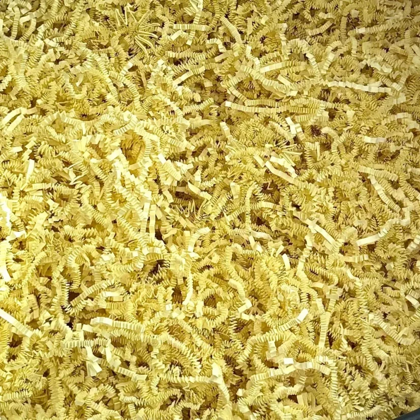 Dárková papírová krabička s okénkem a žlutou výplní 200 × 200 × 50 mm