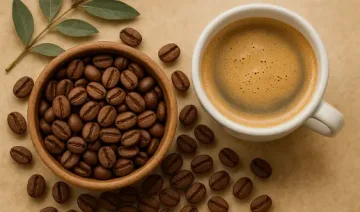 Kávová zrna arabiky a šálek čerstvě připravené kávy – jemná a aromatická káva Arabika Kávová zrna arabiky a šálek čerstvě připravené kávy – jemná a aromatická káva Arabika
